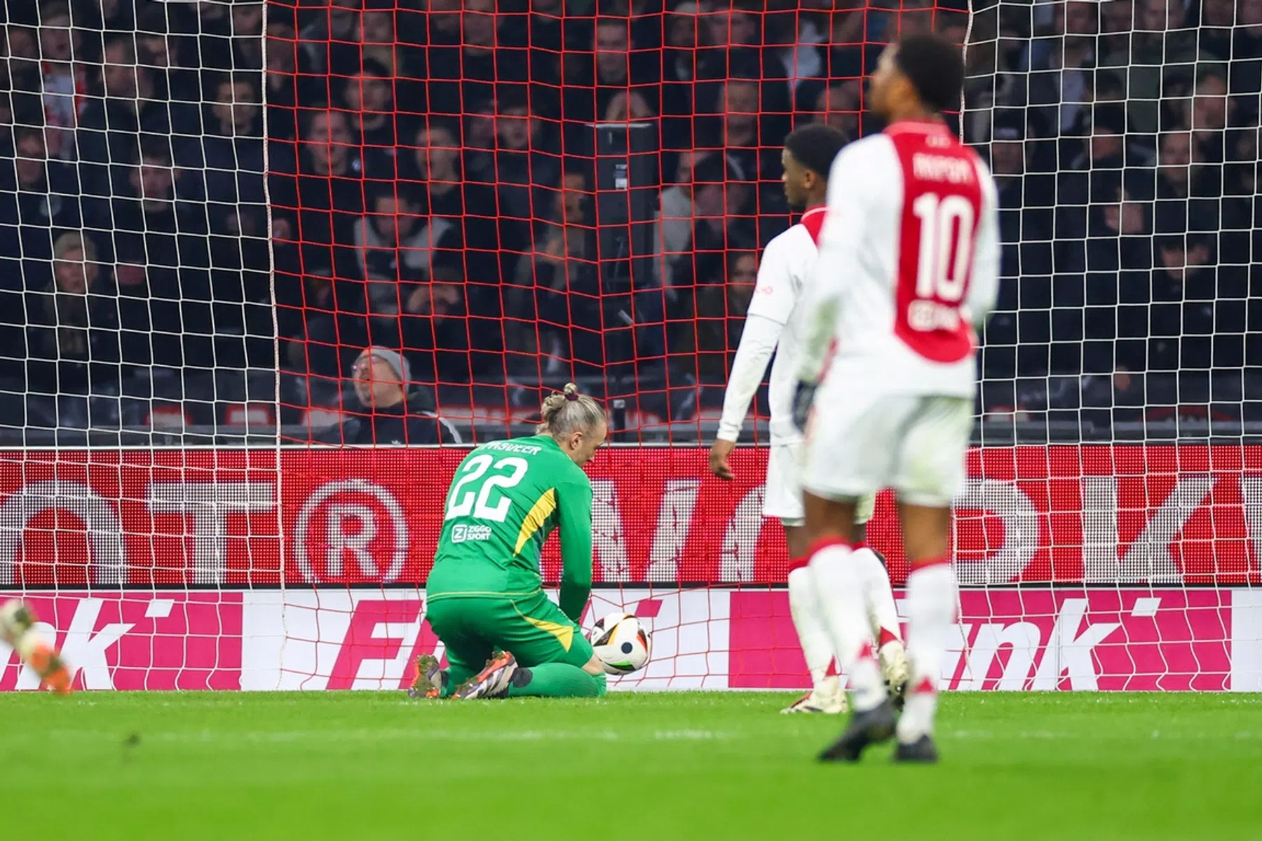 Ajax-doelman Pasveer schrijft geschiedenis met eigen goal in Eredivisie