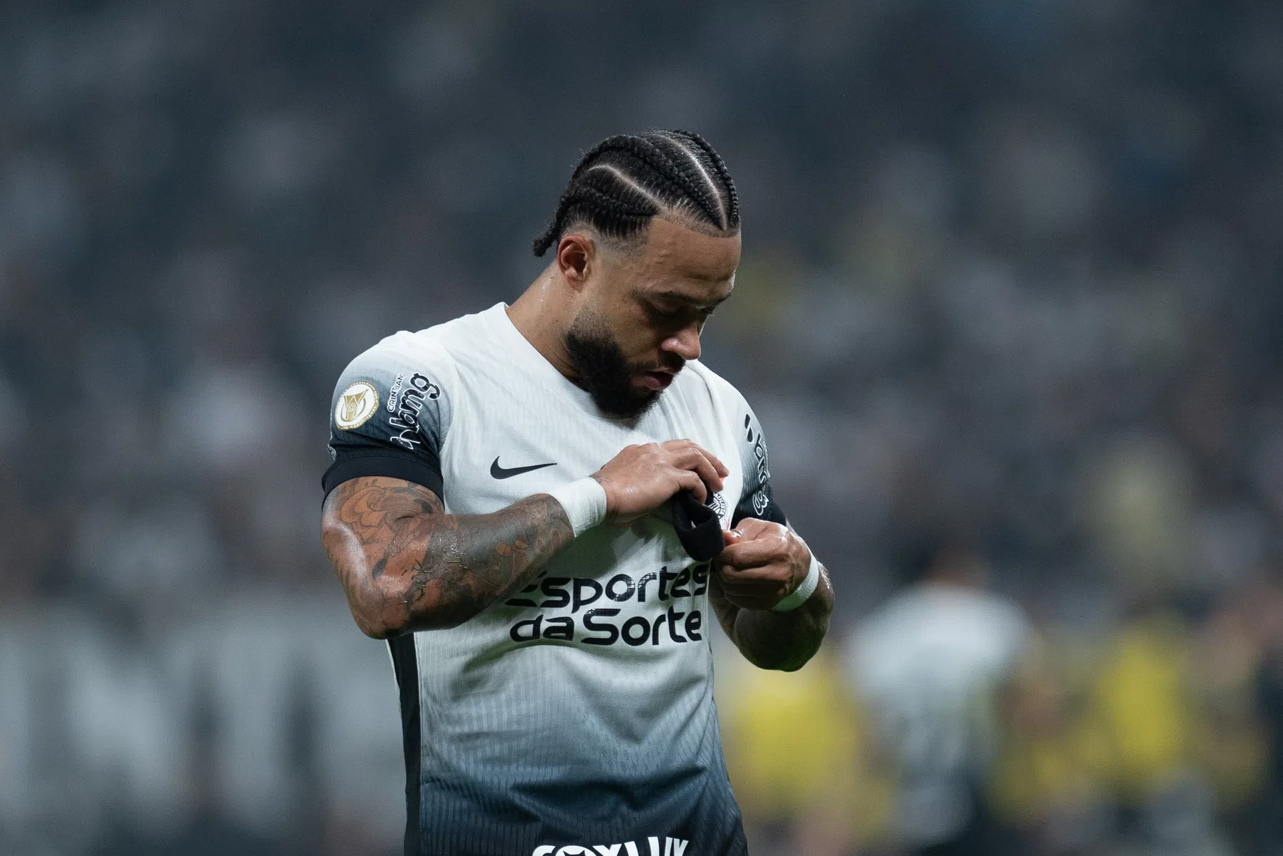 Memphis schittert met fenomenale vrije trap bij nieuwe zege Corinthians