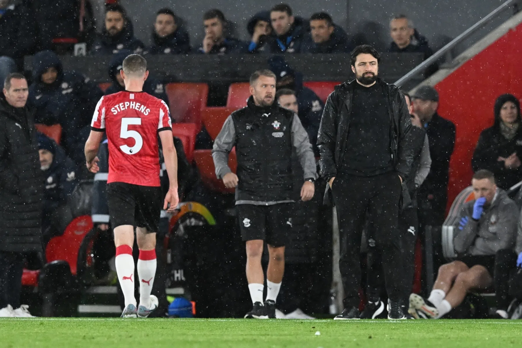 Opmerkelijk: Stephens van Southampton krijgt rood voor haartrekken Cucurella