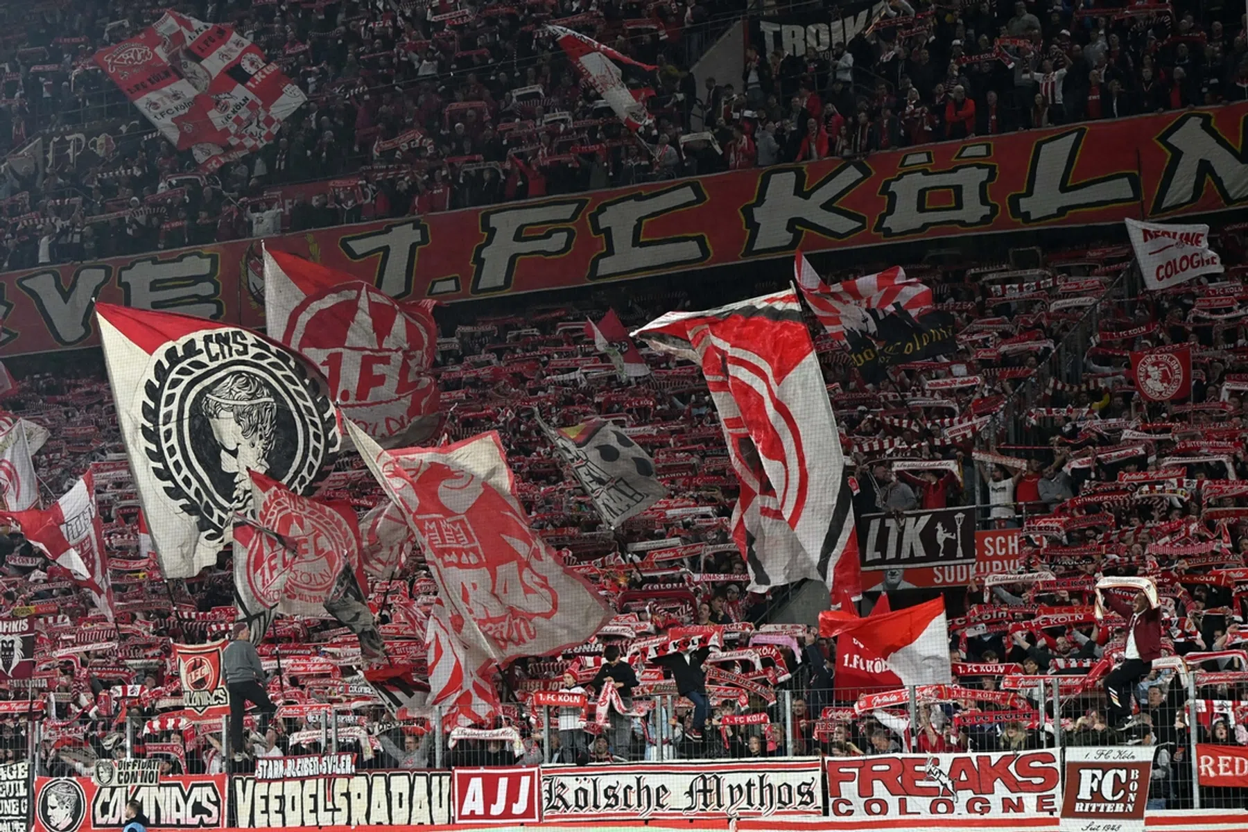 FC Köln-fans pakken uit voor bekerduel met Hertha BSC