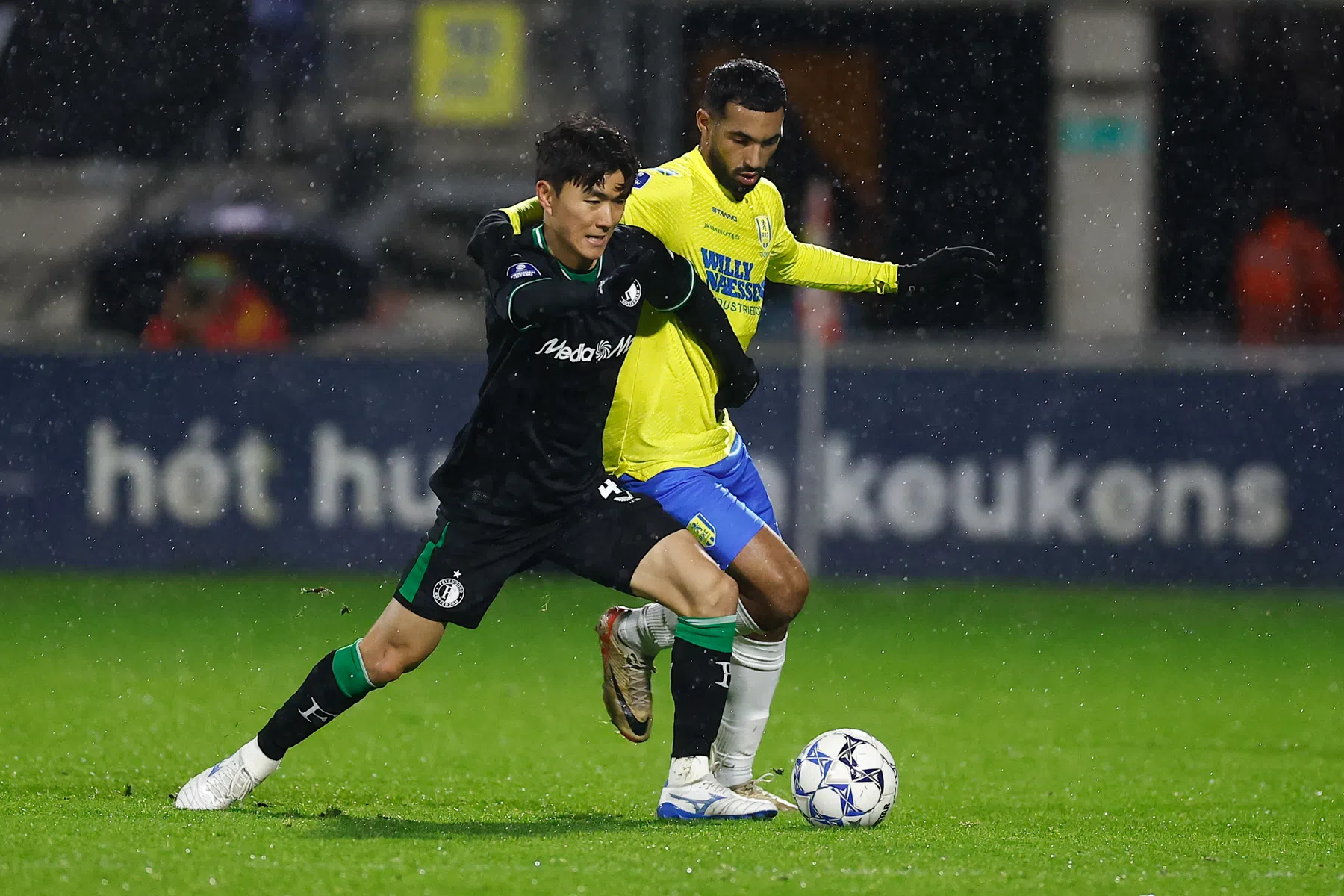 Hwang glundert als hij praat over zijn eigen Feyenoord-liedje