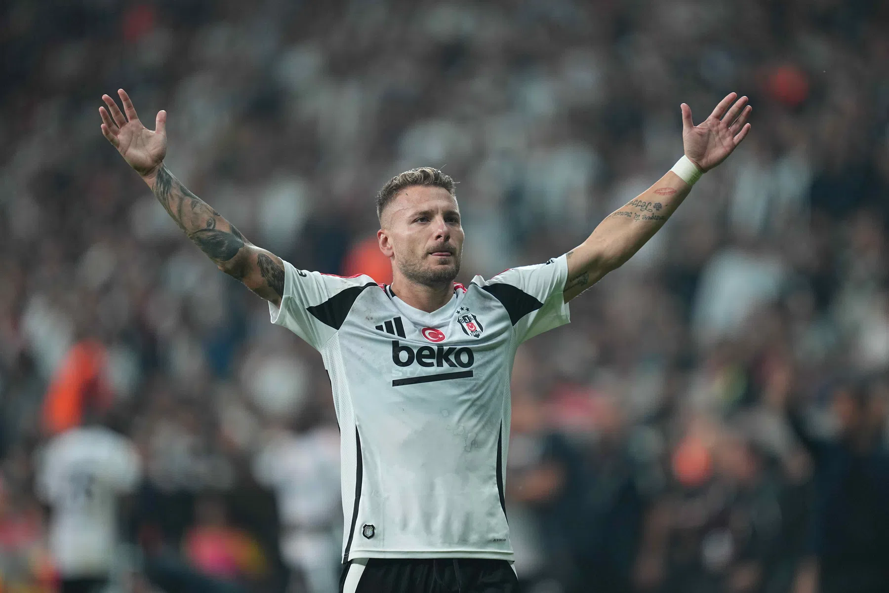 Besiktas wint Turkse topper week na ontslag van Van Bronckhorst