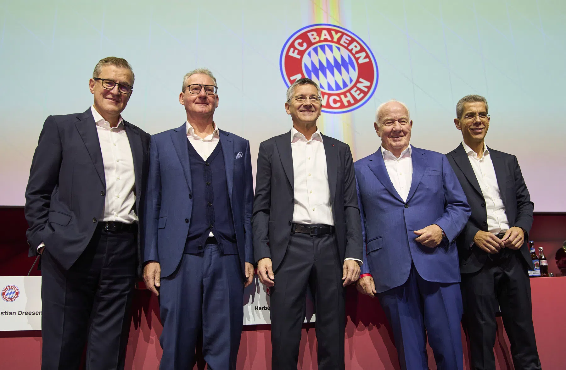 Bayern verrast met eerbetoon Beckenbauer en presenteert ronkende jaarcijfers
