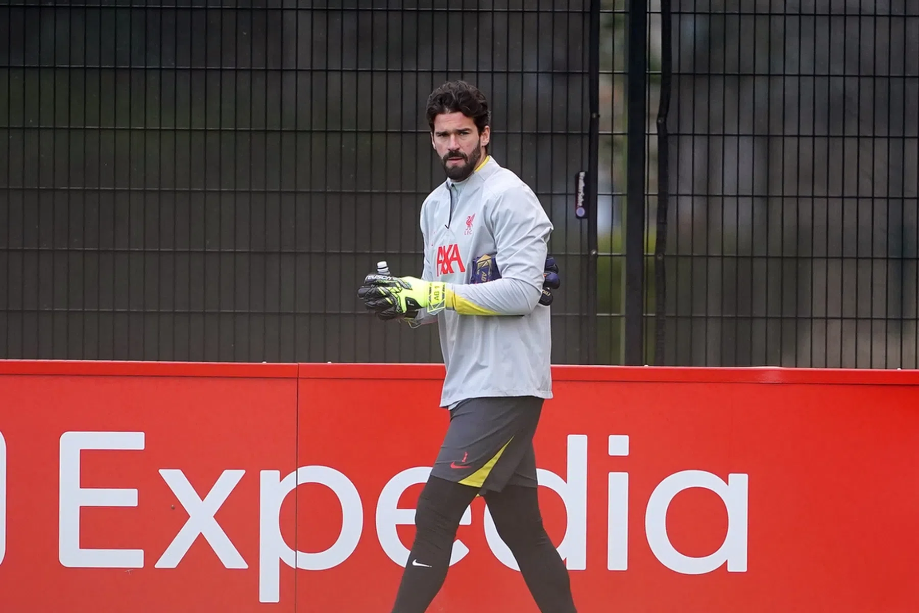Slot hint op terugkeer Alisson bij Liverpool