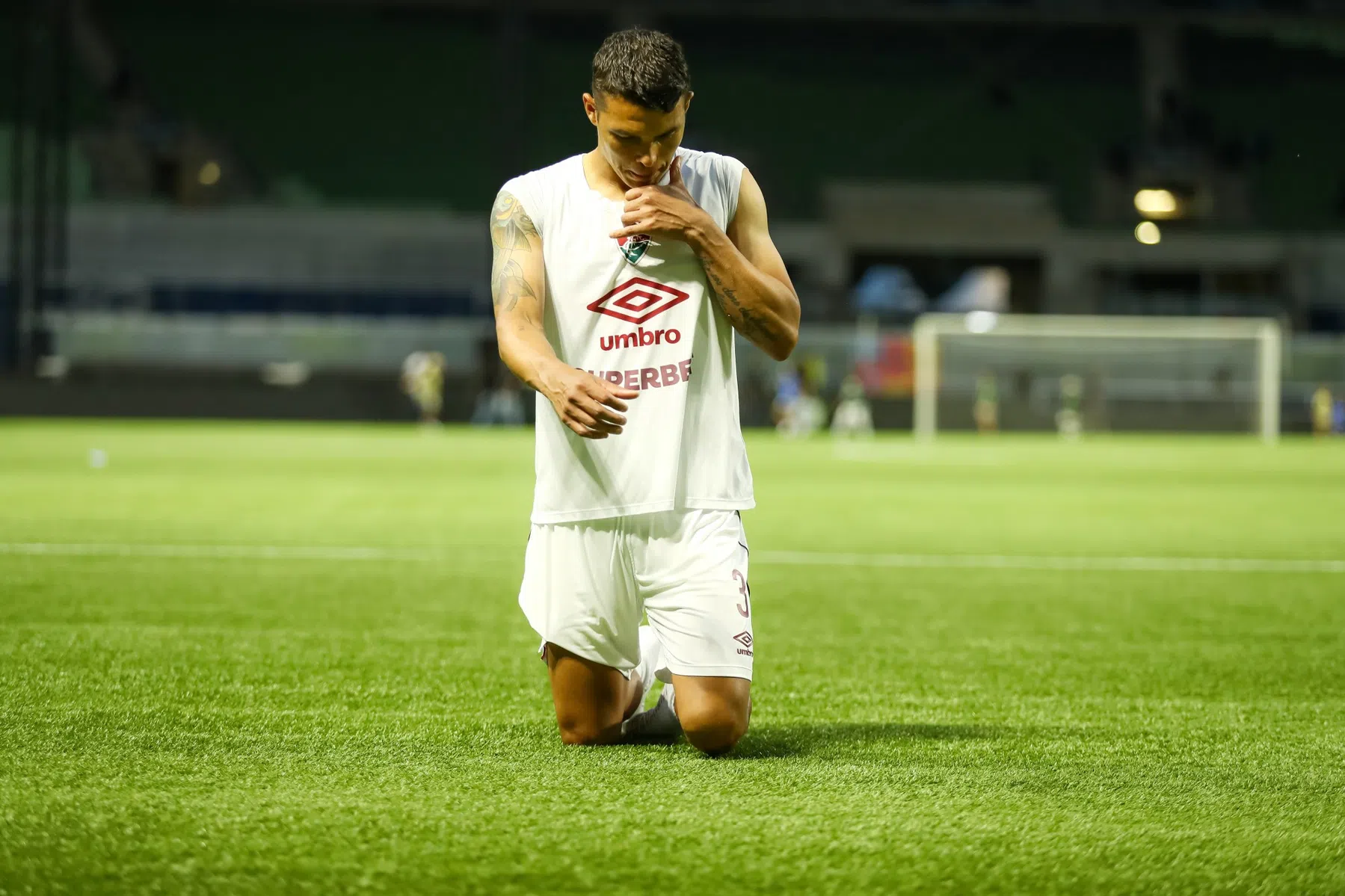 Thiago Silva kruipt op knieën het veld over na handhaving Fluminense