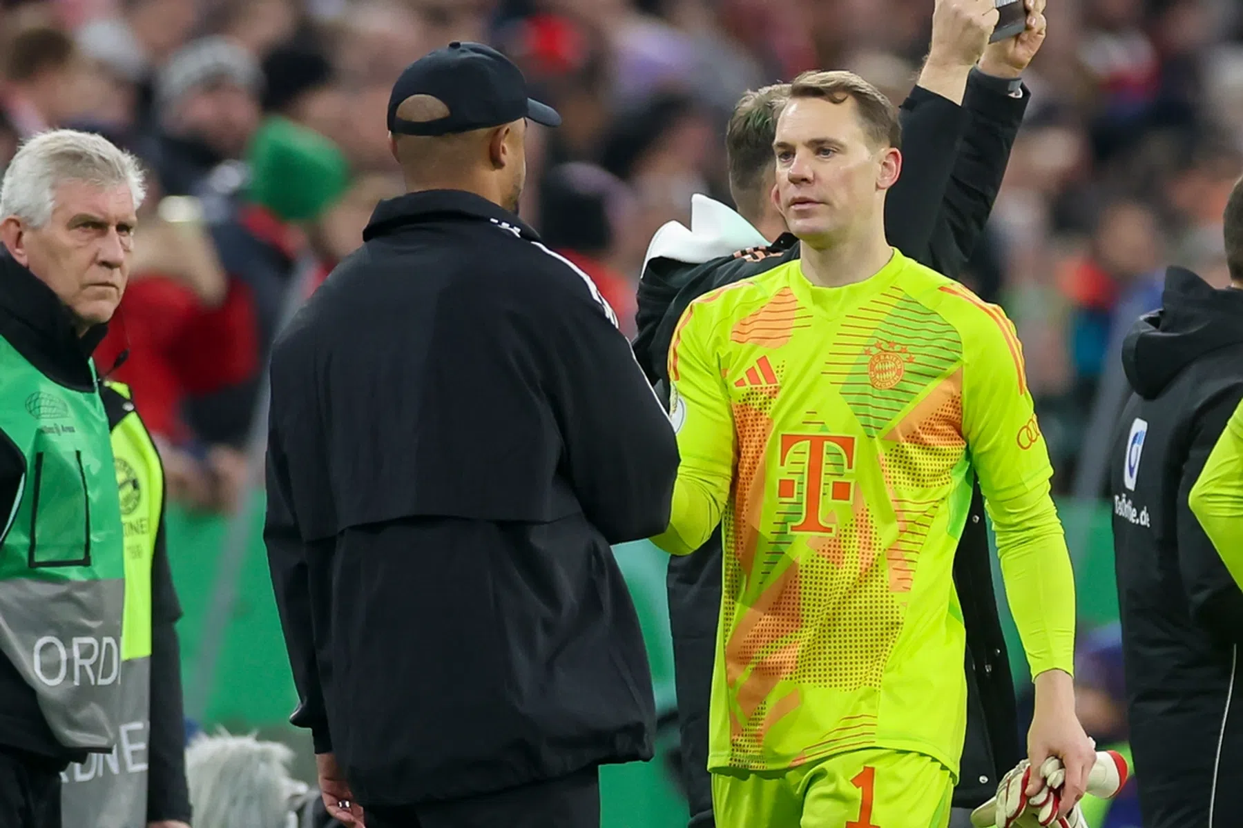 Neuer loopt gebroken rib op: 'Dit moet goed genezen'
