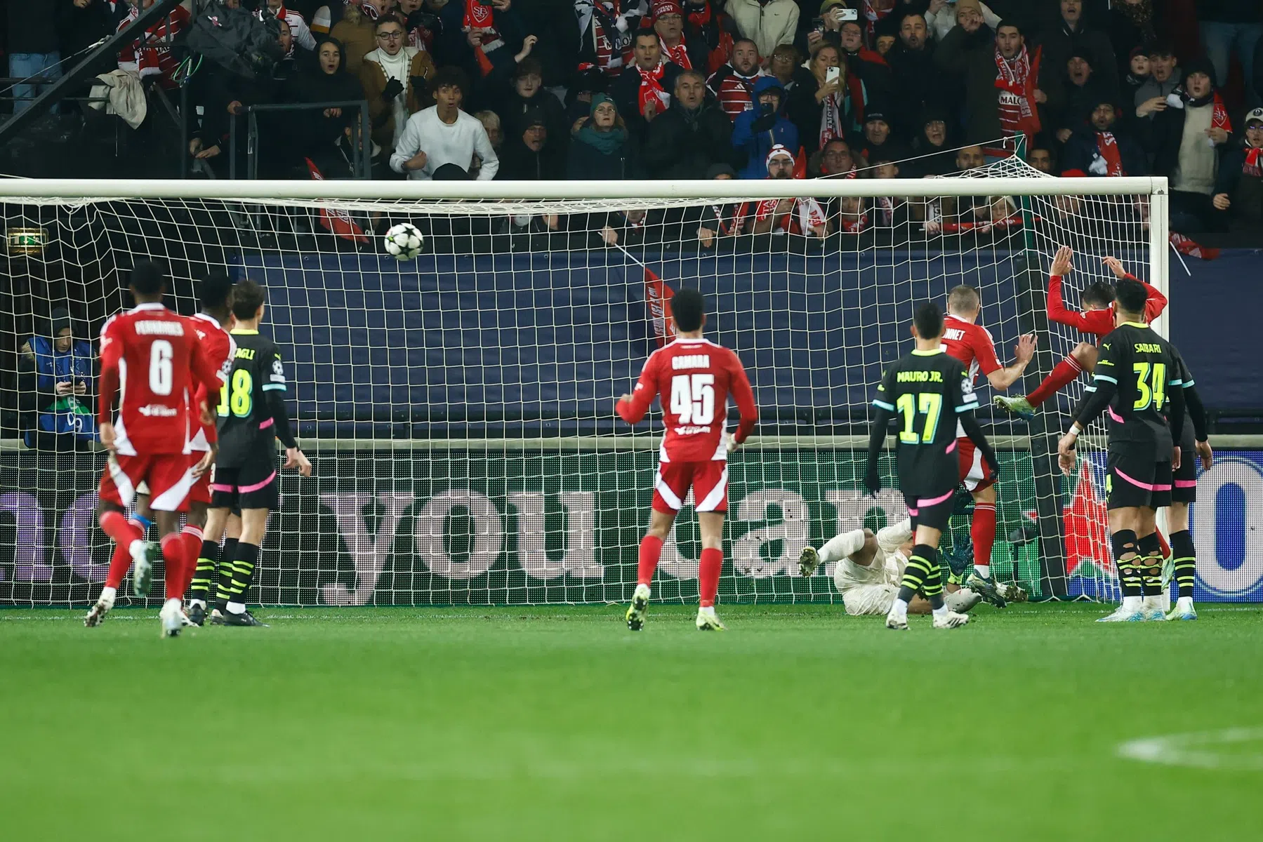 Brest en uitblinker Bizot frustreren onherkenbaar PSV in CL