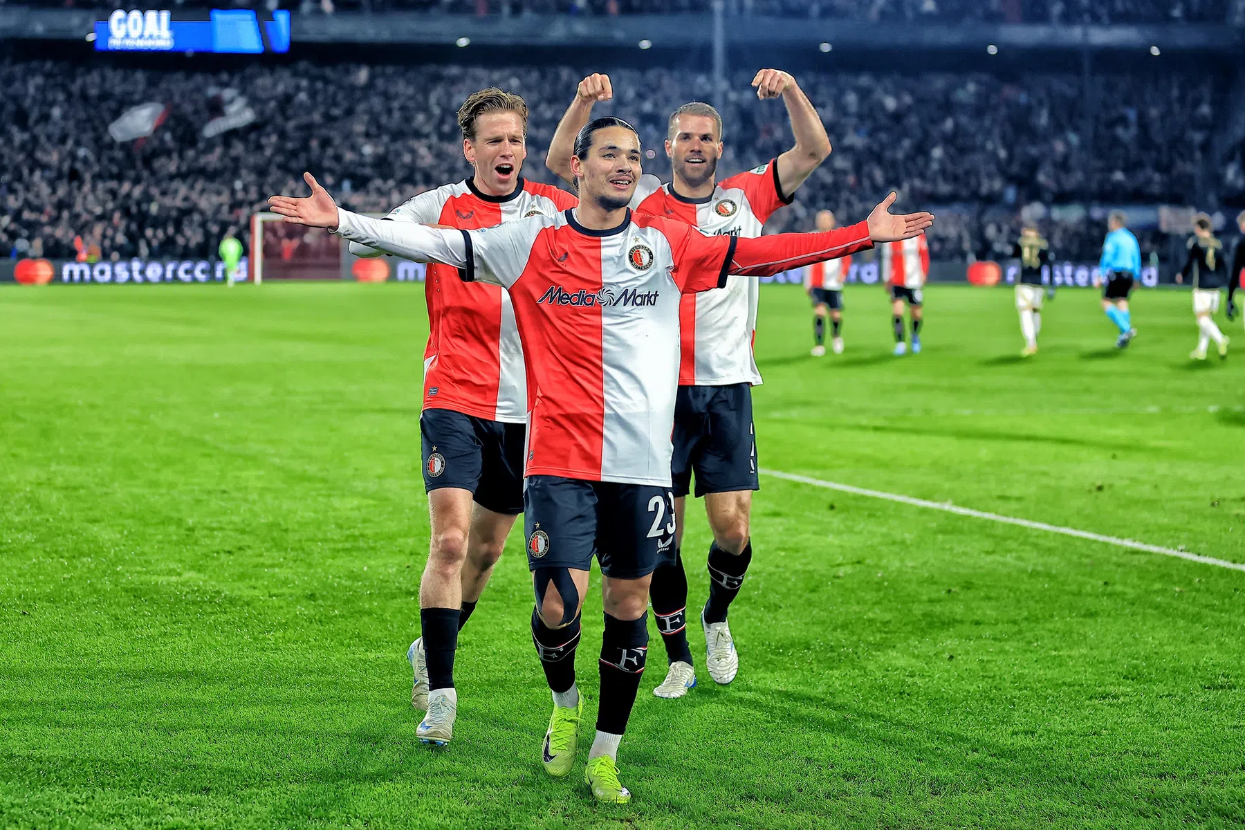 Feyenoord kan tussenronde ruiken na glorieuze Champions League-avond