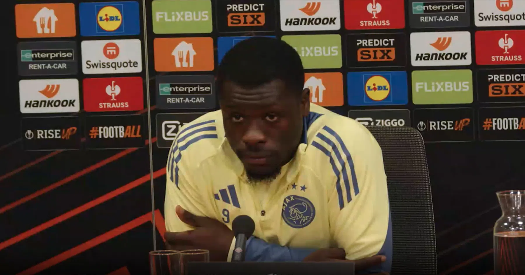 Brobbey schiet in de lach na horen statistiek: 'Vraag het de trainer'