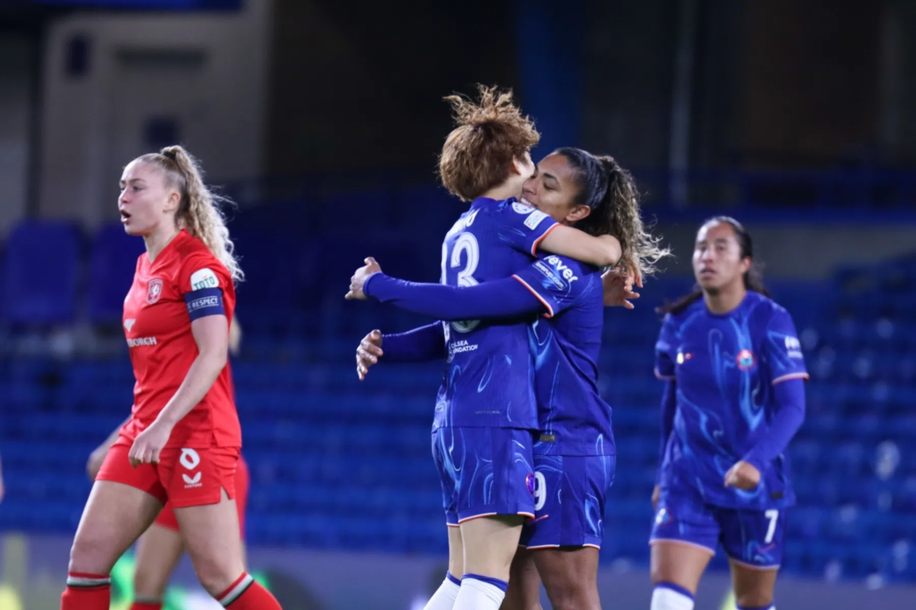 FC Twente kan niets beginnen tegen Chelsea en gaat hard onderuit