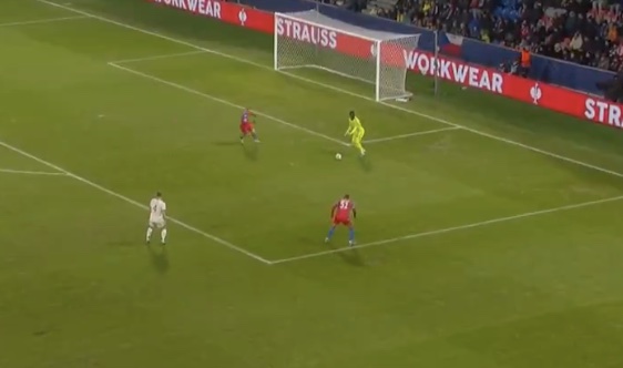 Onana afgrijselijk in de fout: blunder kost Man United tegengoal in Tsjechië