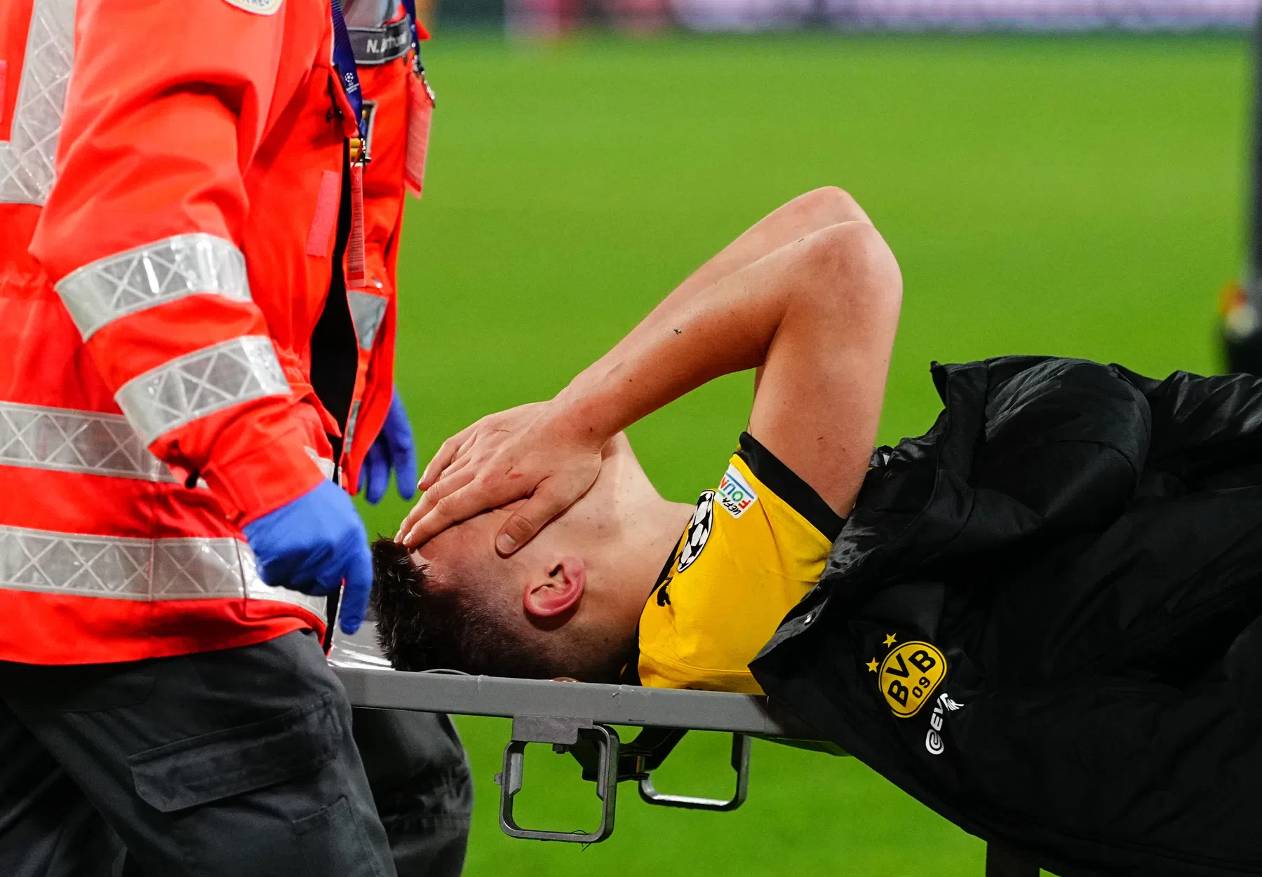 Dortmund haalt opgelucht adem na horrorblessure Schlotterbeck