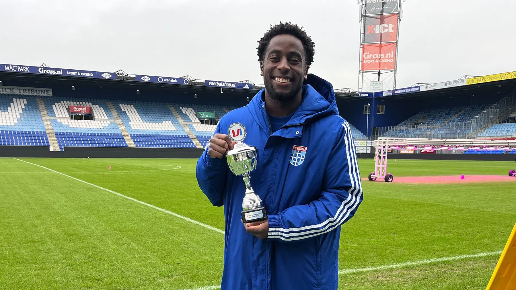 Mbayo bezorgt Zwolle een glimlach: 'In het hotel kennen ze mij inmiddels ook'