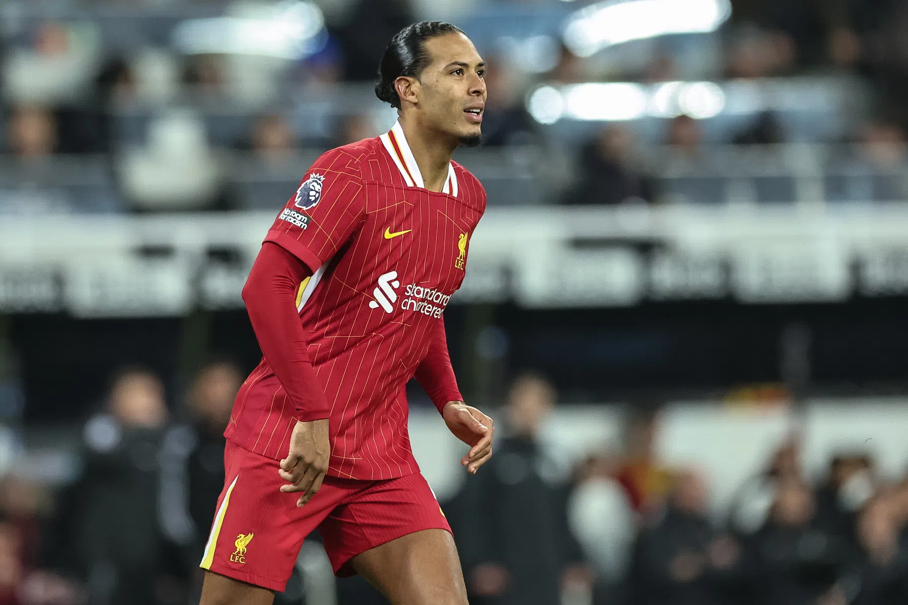 Van Dijk blikt terug op rode kaart: 'Scheidsrechter leek erg nerveus'