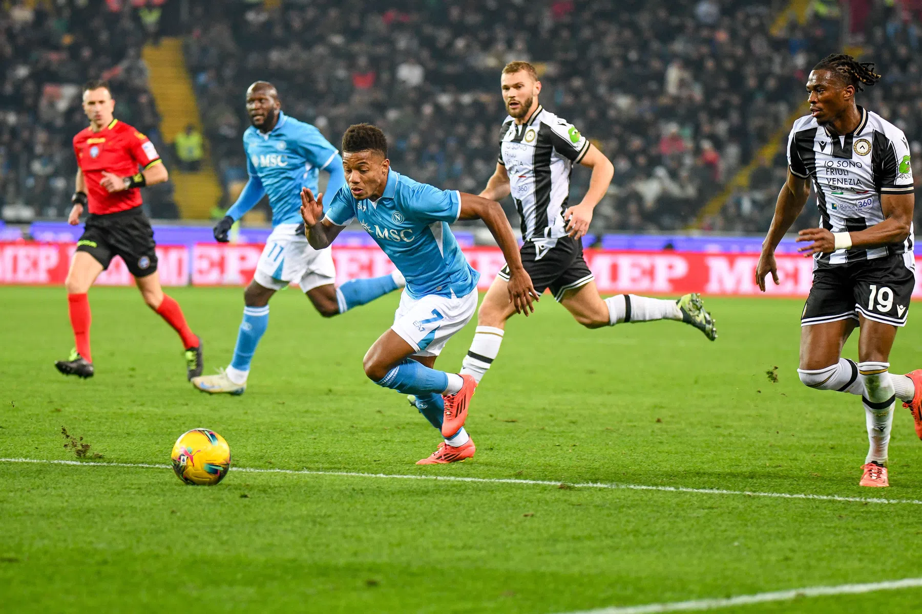 Fraaie solo Neres helpt Napoli op weg tegen Udinese