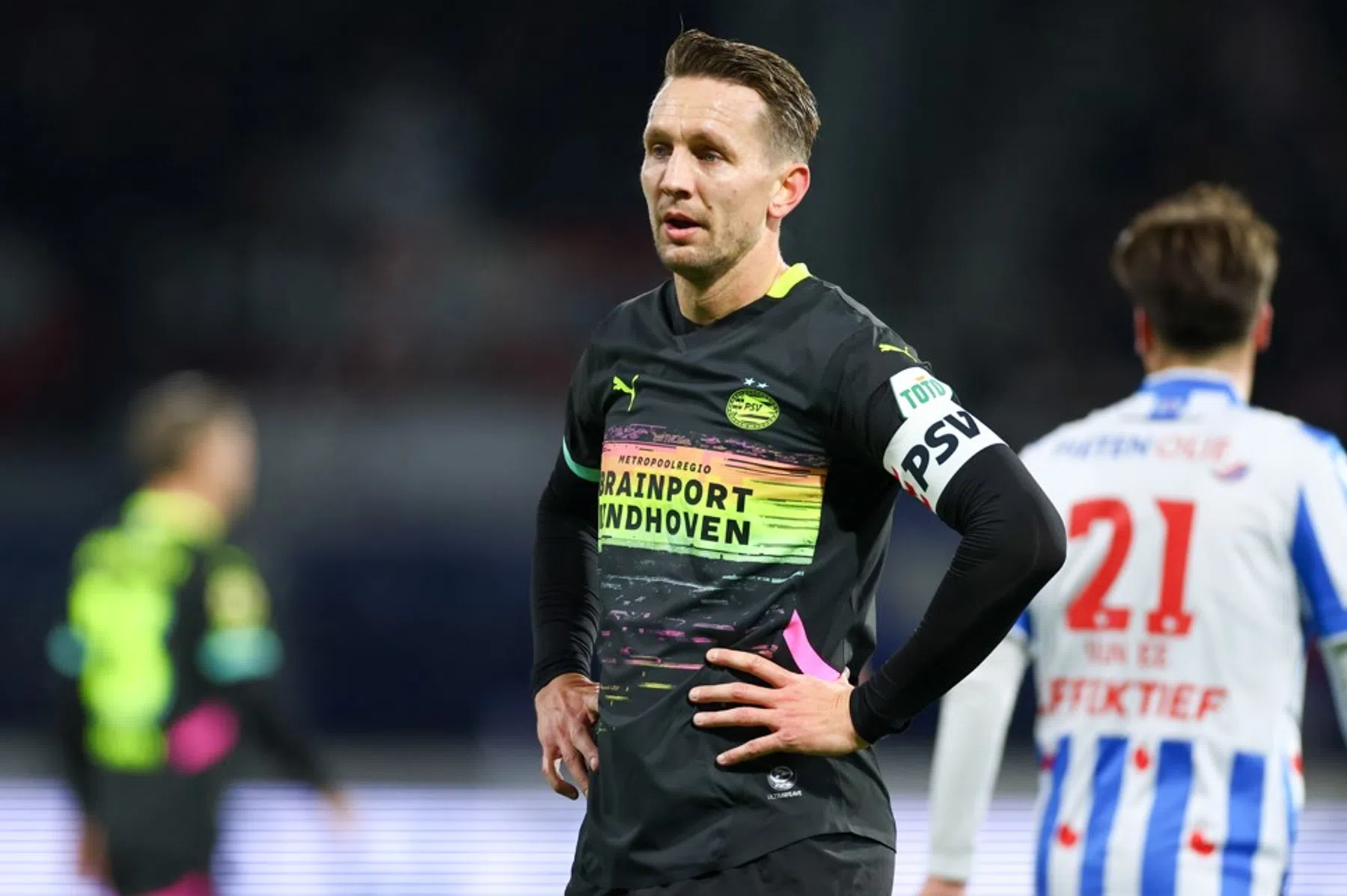 Van Persie stunt met Heerenveen en bluft onherkenbaar PSV af 