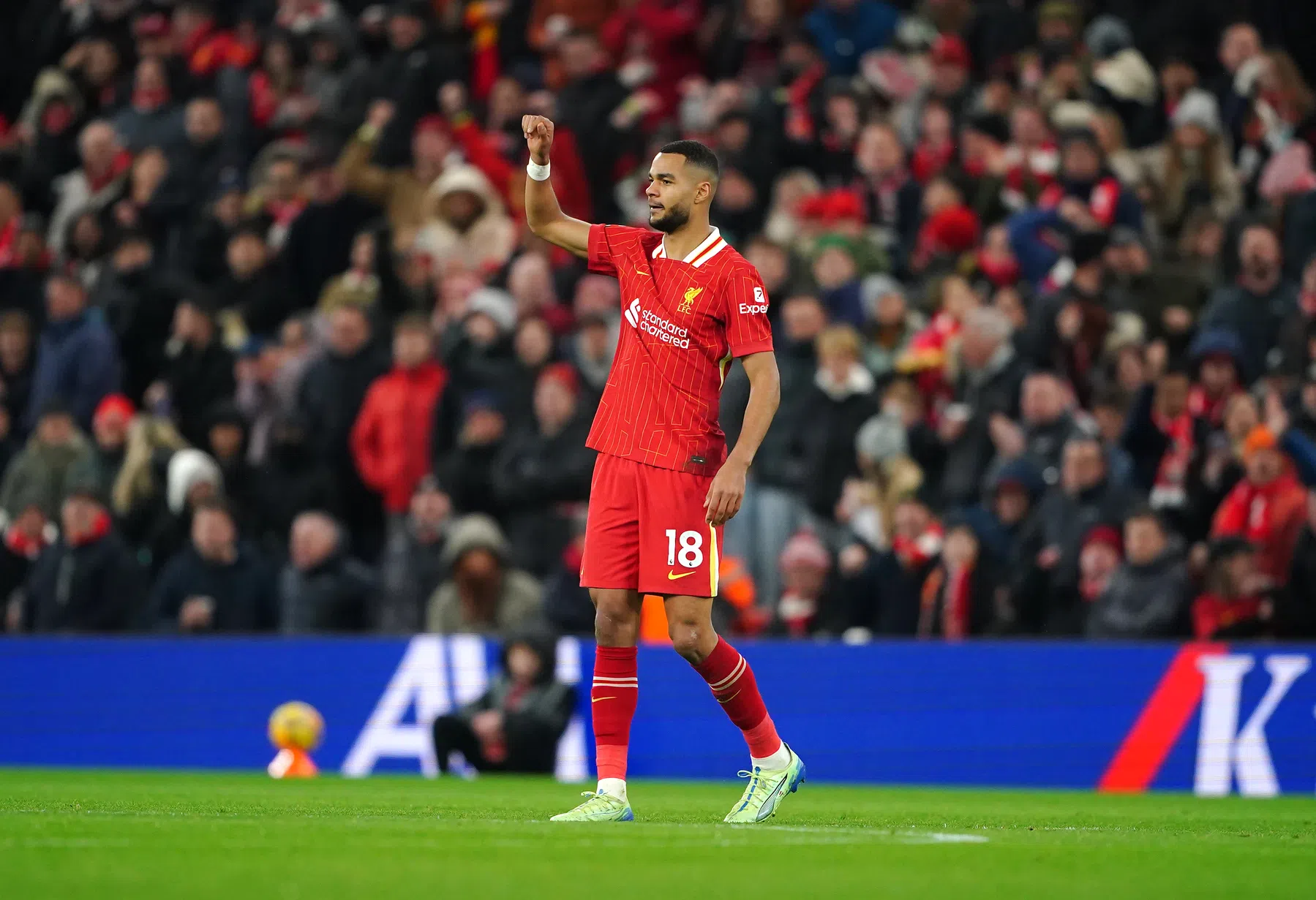 Tiental Liverpool pakt mede dankzij Gakpo punt in spectaculair duel