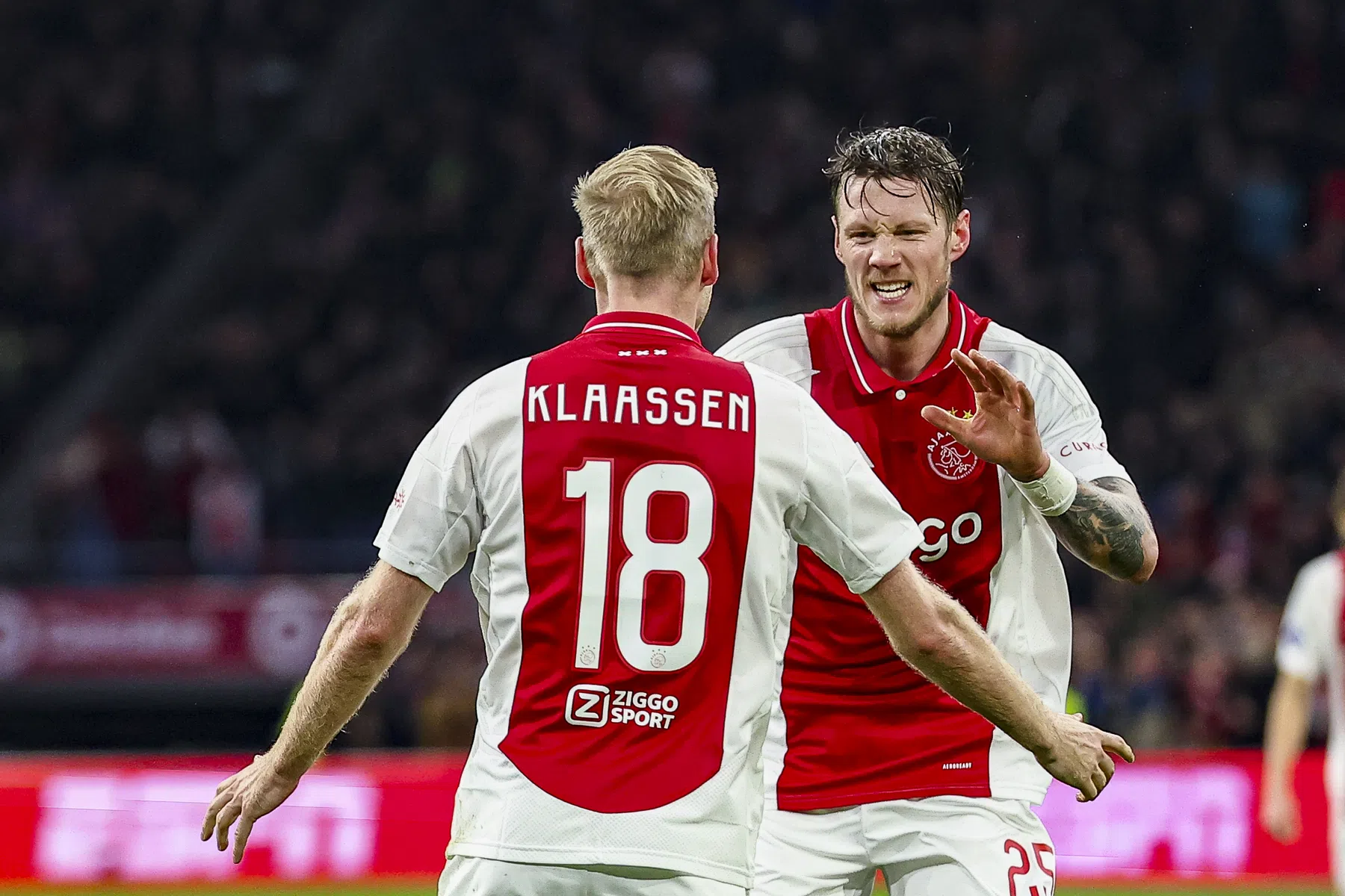 Ajax komt op zes punten van PSV na makkelijke avond tegen Almere
