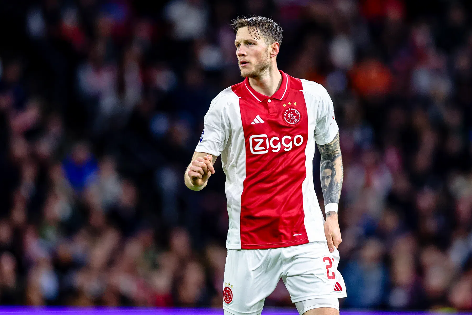 Ajax ontsnapt en leidt na discutabele minuut tegen Almere City