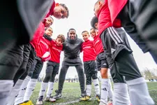 Thumbnail for article: Van Ajax naar de psychiatrie: de bijzondere reis van Rydell Poepon