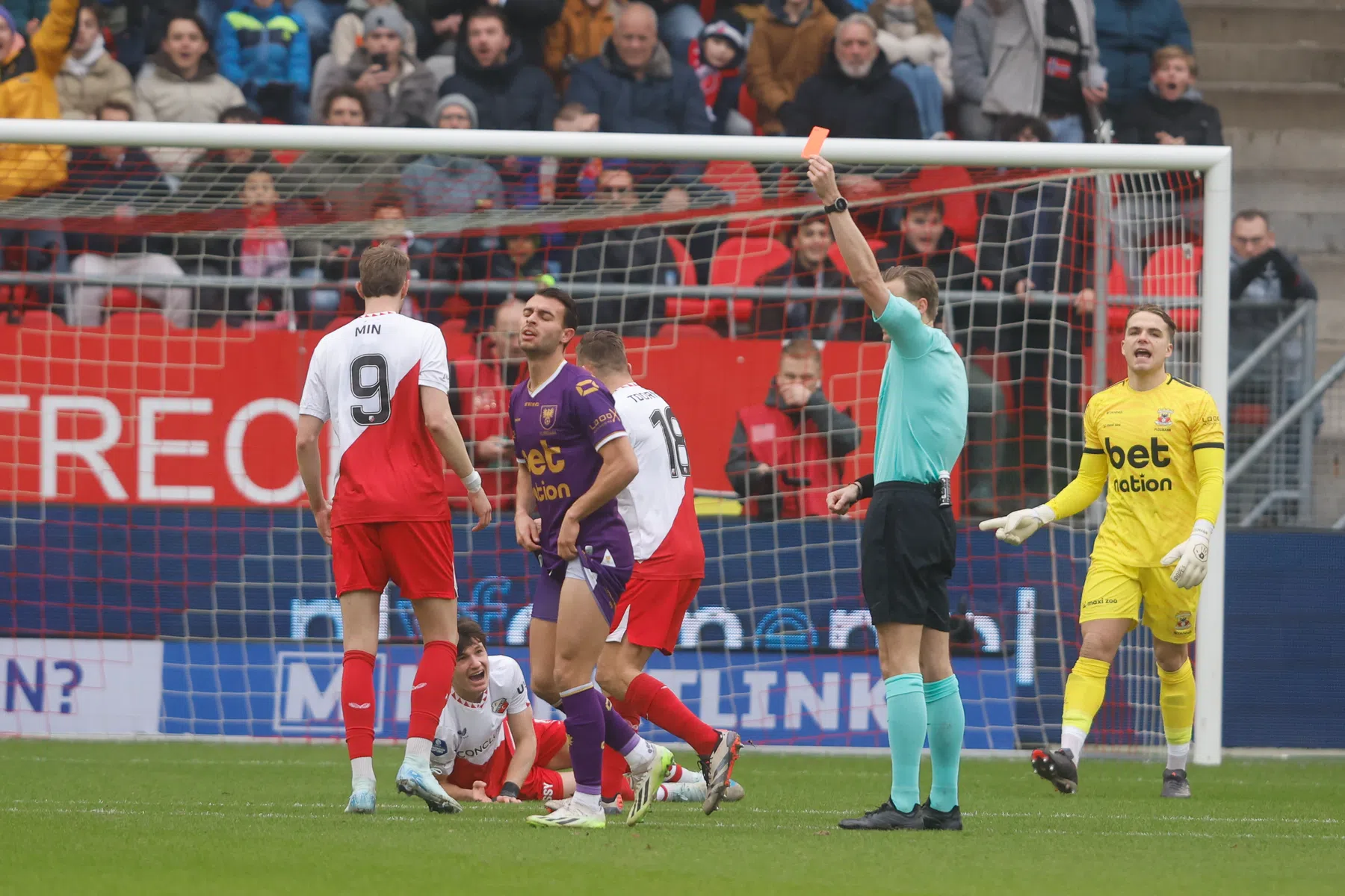 Van Dop legt functies bij KNVB neer uit onvrede over arbitrage