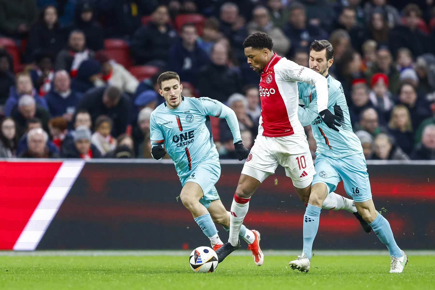 Farioli prijst Akpom: 'Ik moet hem uit de grond van mijn hart bedanken'