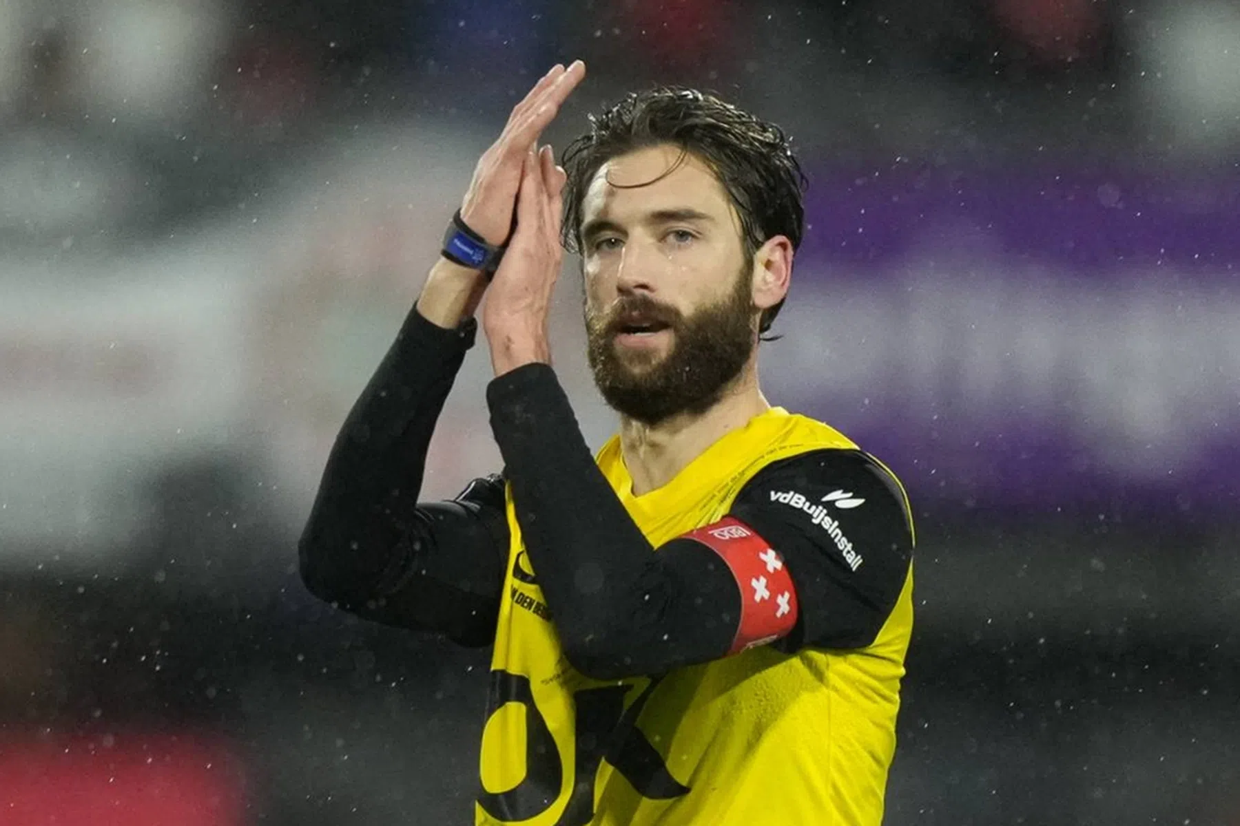 NAC-captain uit frustratie over arbitrage: 'We stonden met drie man minder'