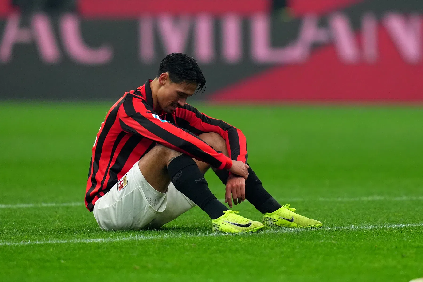 Kritiek op AC Milan: 'Alleen het shirt vermoedde een speciale avond'