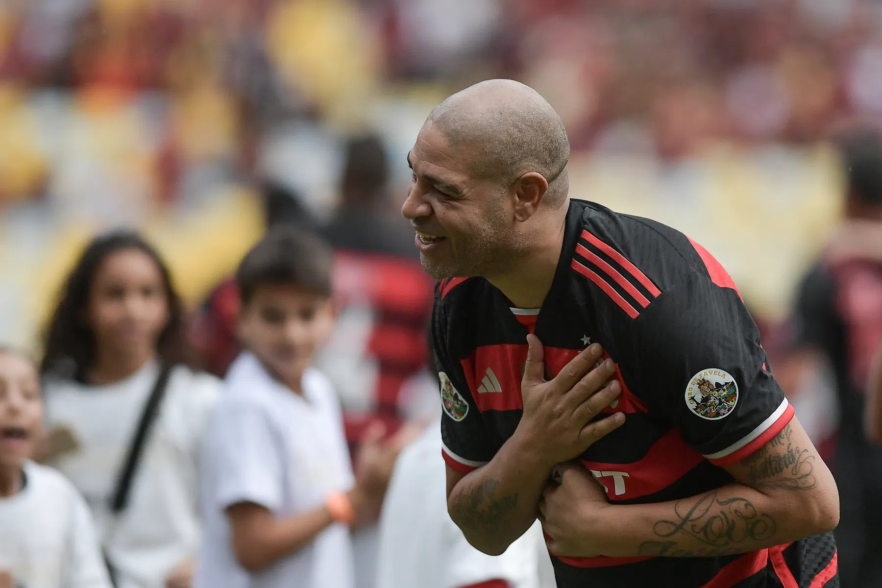 Adriano neemt met twee doelpunten afscheid van het Maracanã