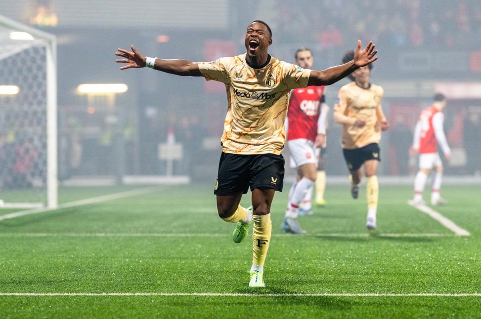 Matig Feyenoord komt door dubbelslag Redmond met schrik vrij bij MVV