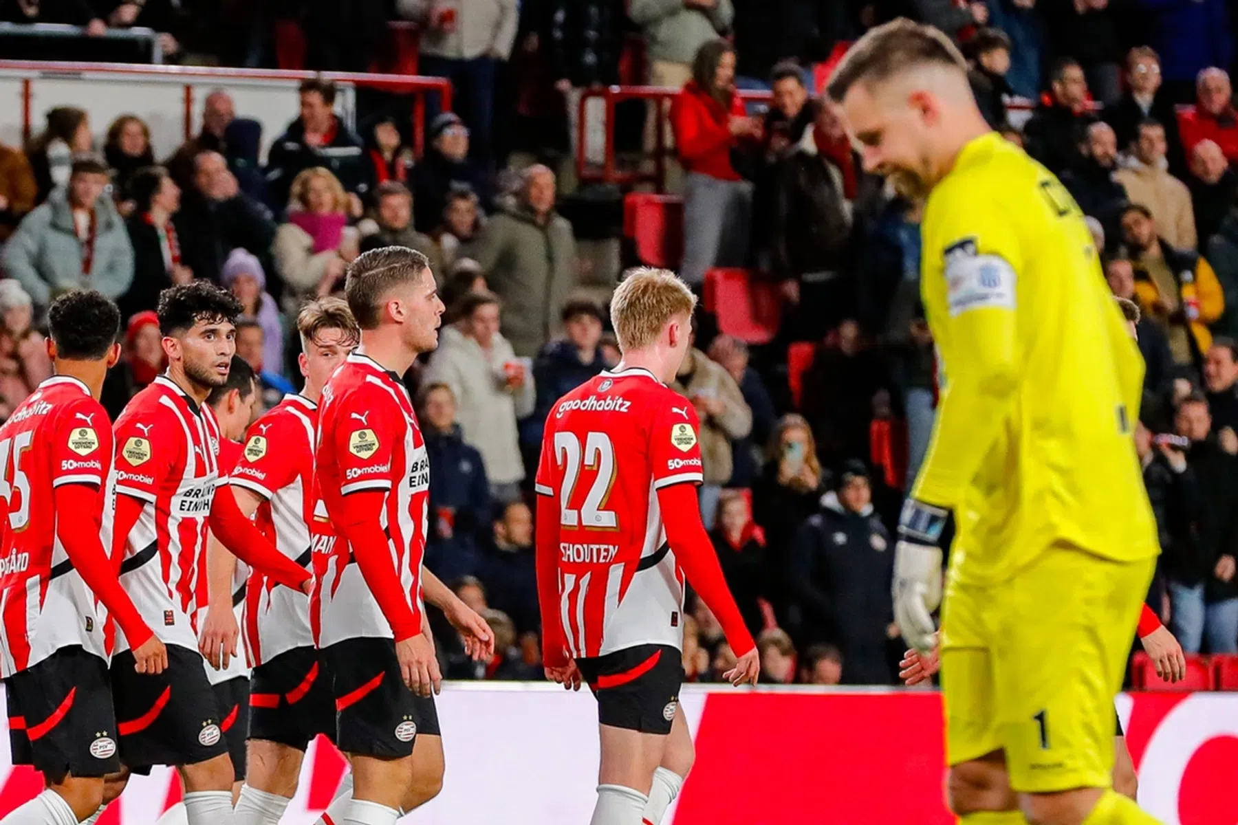PSV veegt de vloer aan met dappere amateurs van HFC