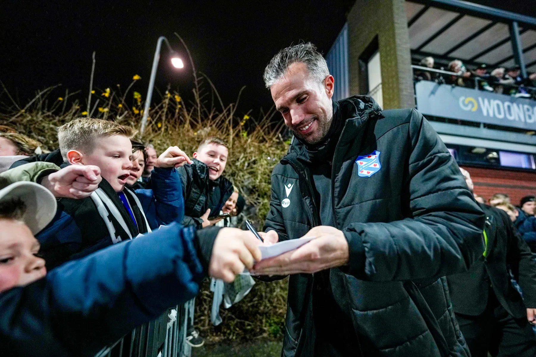 Geen bekerstunt ASWH, wel een handtekening van Van Persie