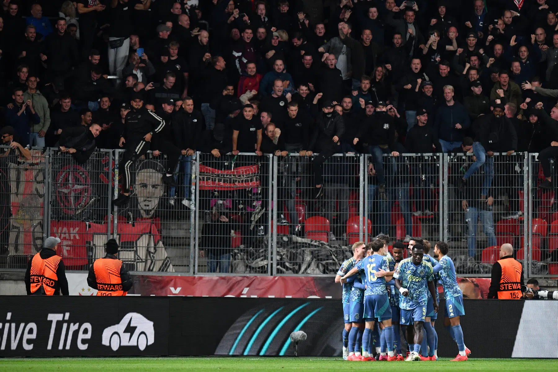 Ook tweeduizend kilometer niet te ver: Ajax krijgt veel steun in Letland