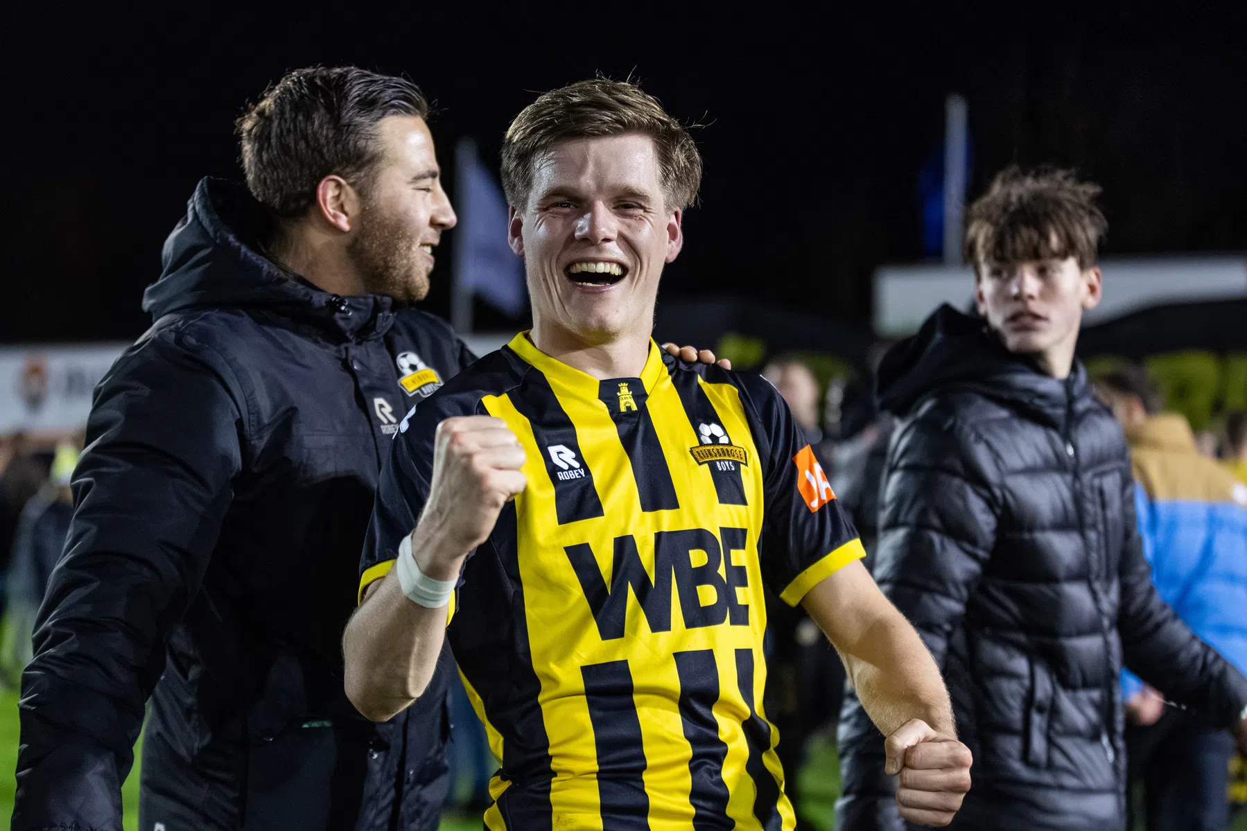 Stuntclub bedankt de weergoden: 'Mooiweervoetballers van Volendam'