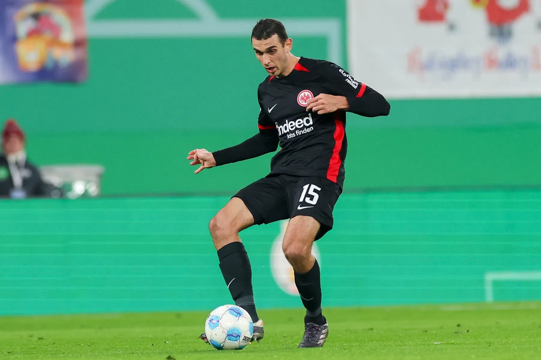 Bizarre eigen goal Frankfurt leidt zege tiental Mainz in