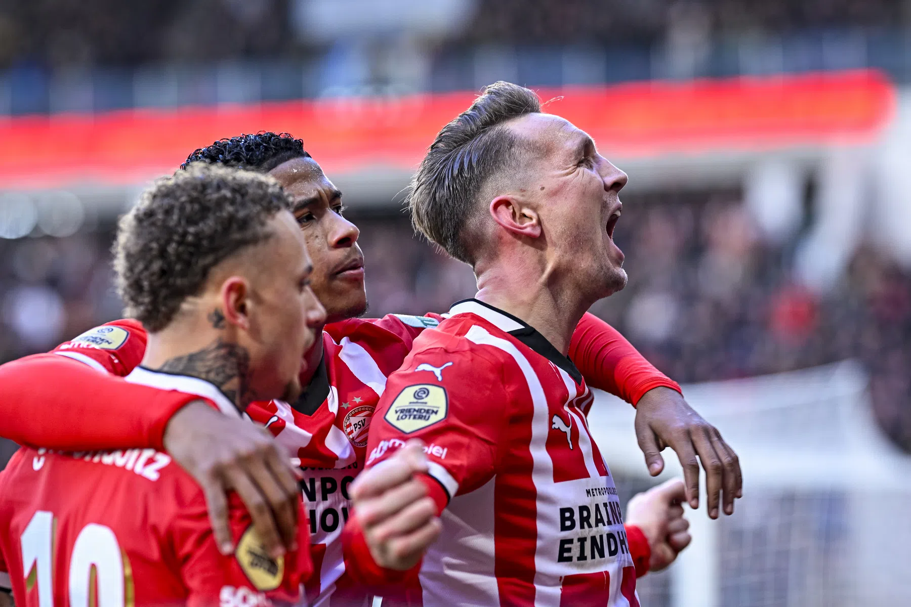 Oppermachtig PSV zet Feyenoord op tien punten na eenzijdige topper