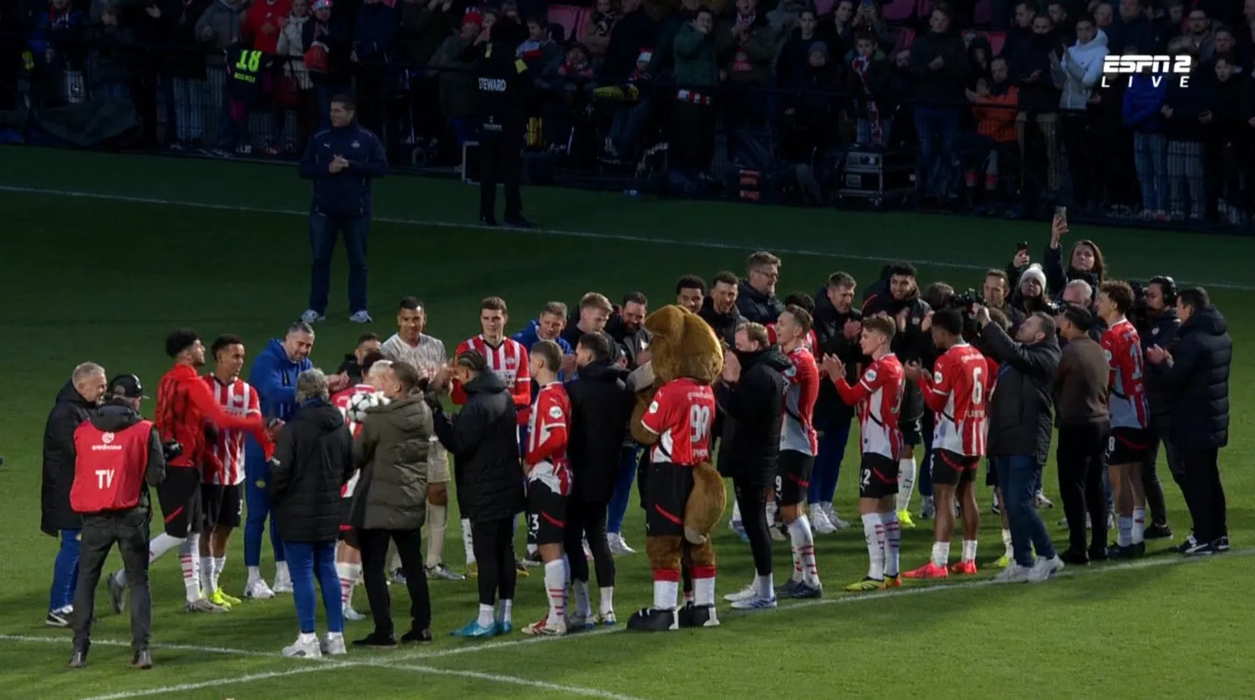 PSV neemt afscheid van 2024: mooie woorden De Jong, erehaag Lozano