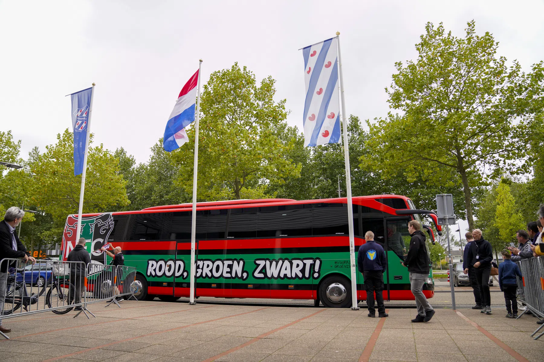 Spelersbus NEC opgewacht, roep om ontslag Meijer