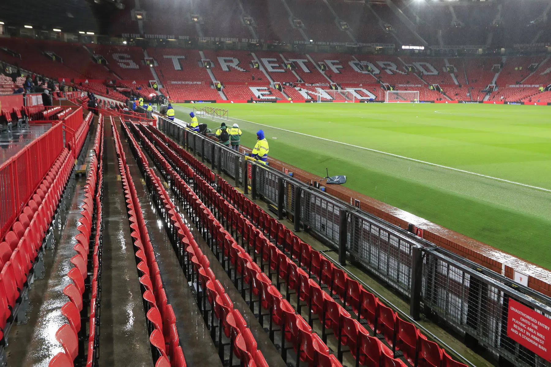 Ultieme symboliek op Old Trafford: zelfs het dak is lek