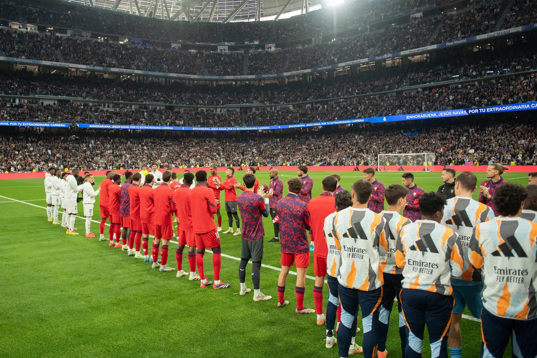 Kippenvel: 'tegenstander' Jesús Navas (39) krijgt staande ovatie in Madrid