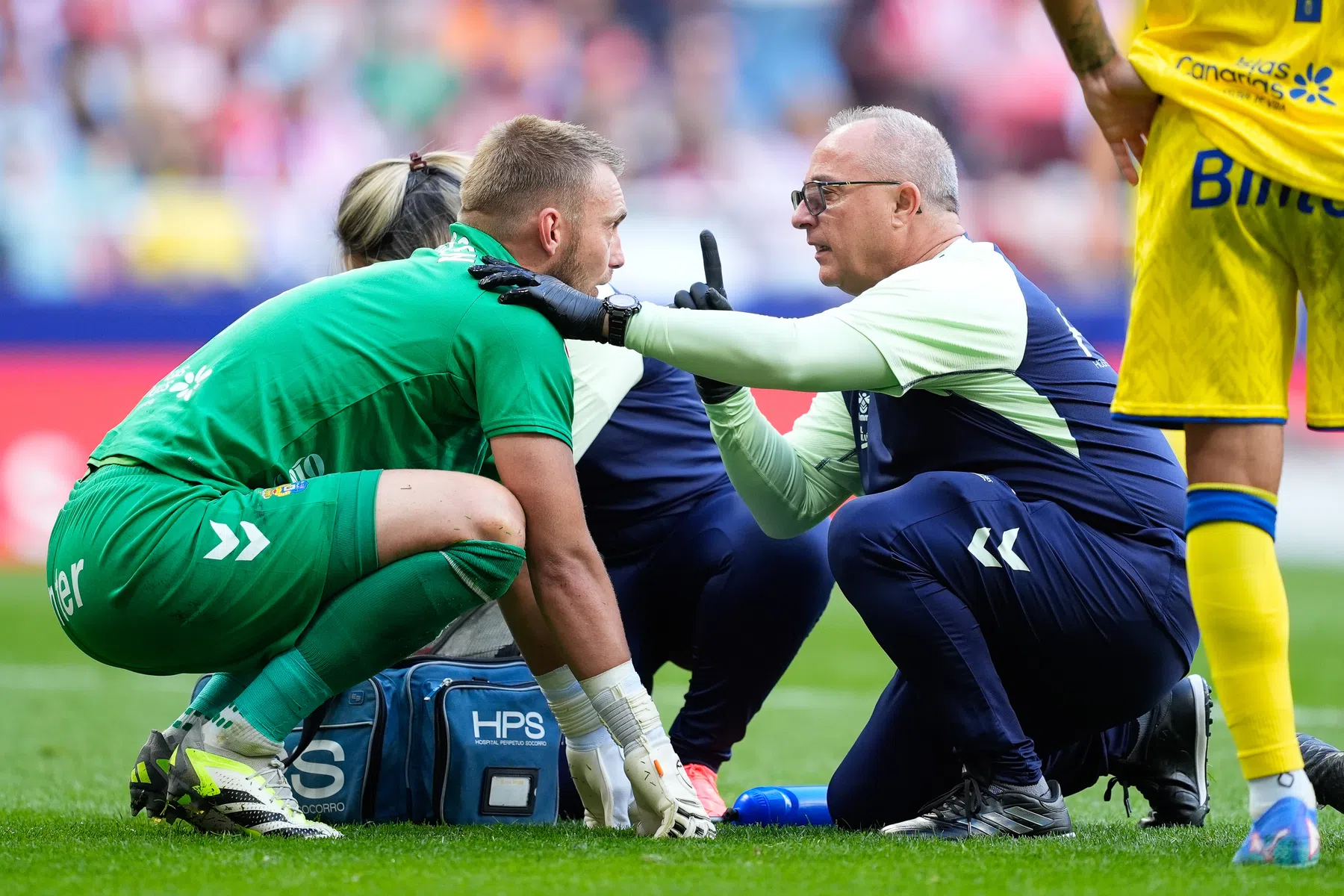 Opmerkelijk: ploeggenoot maakt pitstop tijdens blessurebehandeling Cillessen