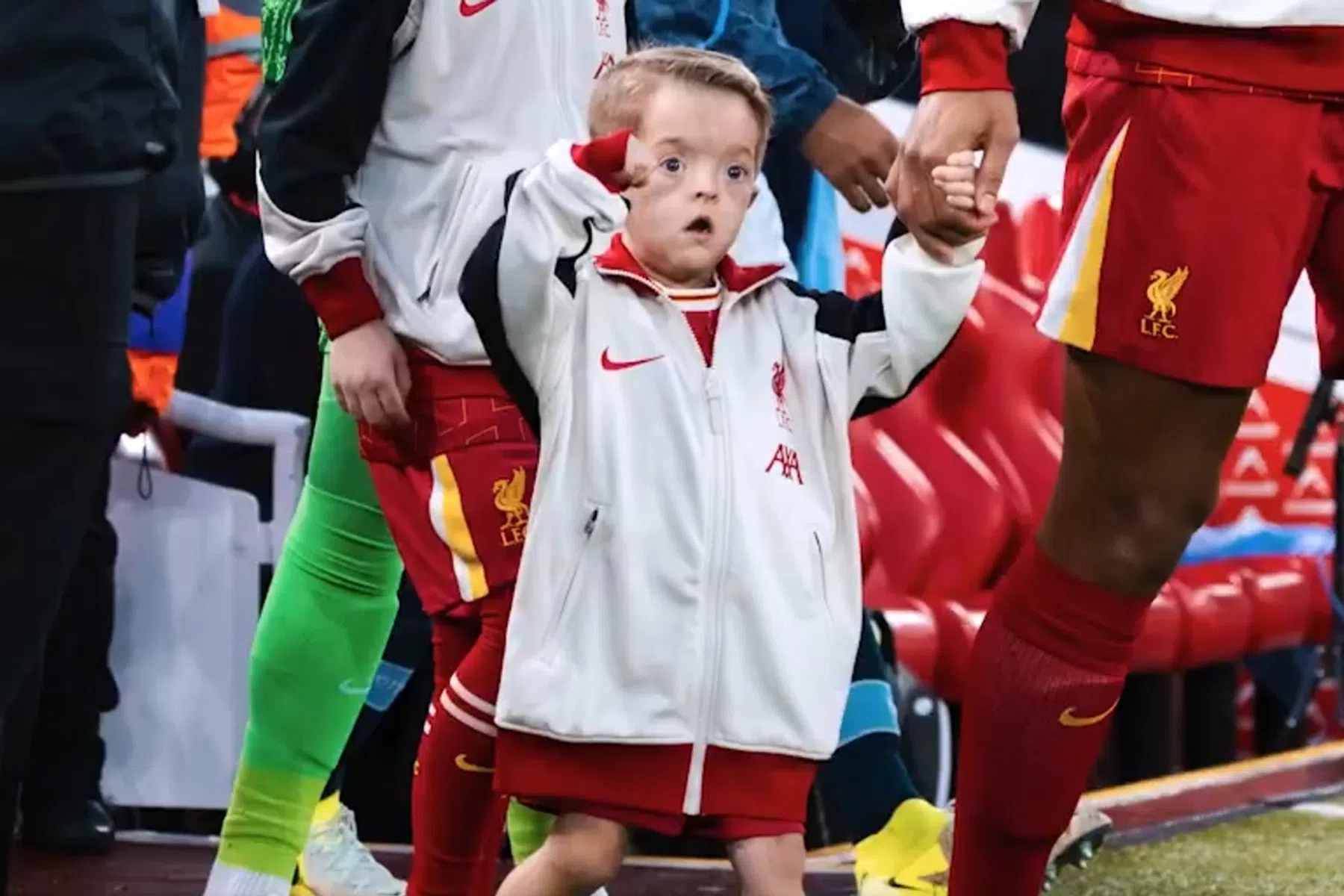 Hartverwarmend: Van Dijk en ploeggenoten bezorgen Isaac (6) dag van zijn leven