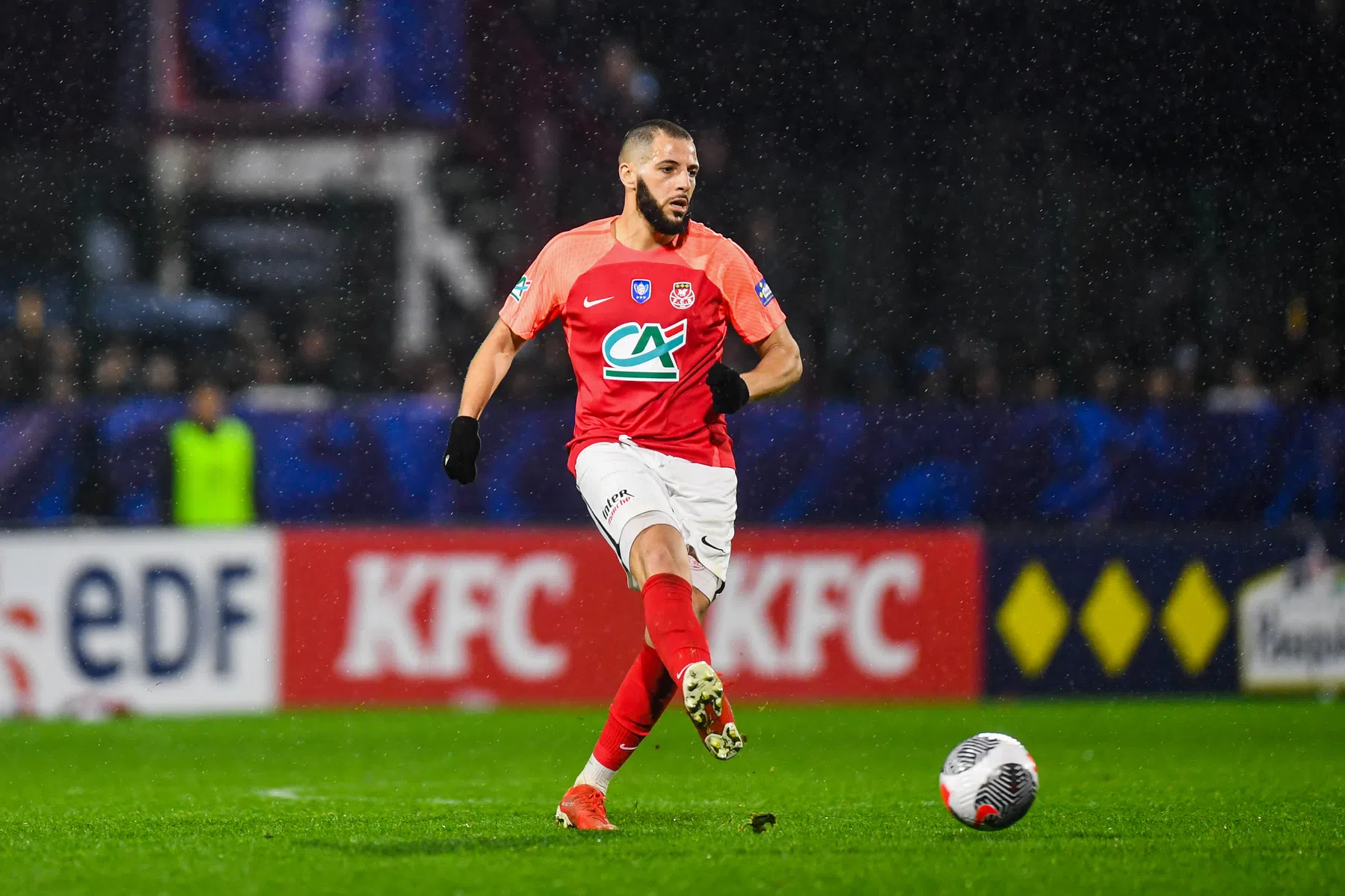 Franse speler krijgt zeven duels schorsing na gooien bal op achterhoofd