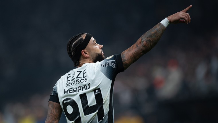Memphis doet belofte aan voetballers in Ghana