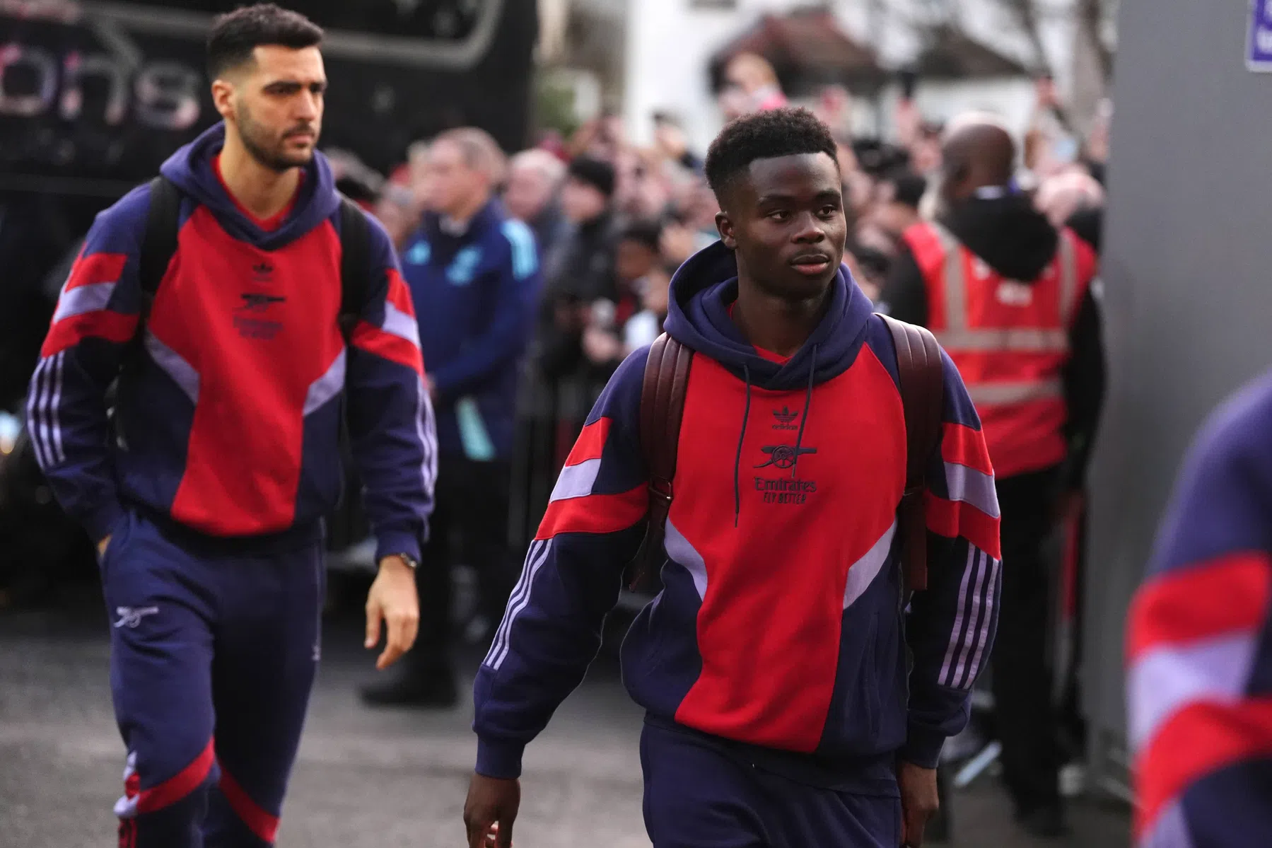 Arsenal-sterspeler Saka na operatie lang uit de roulatie