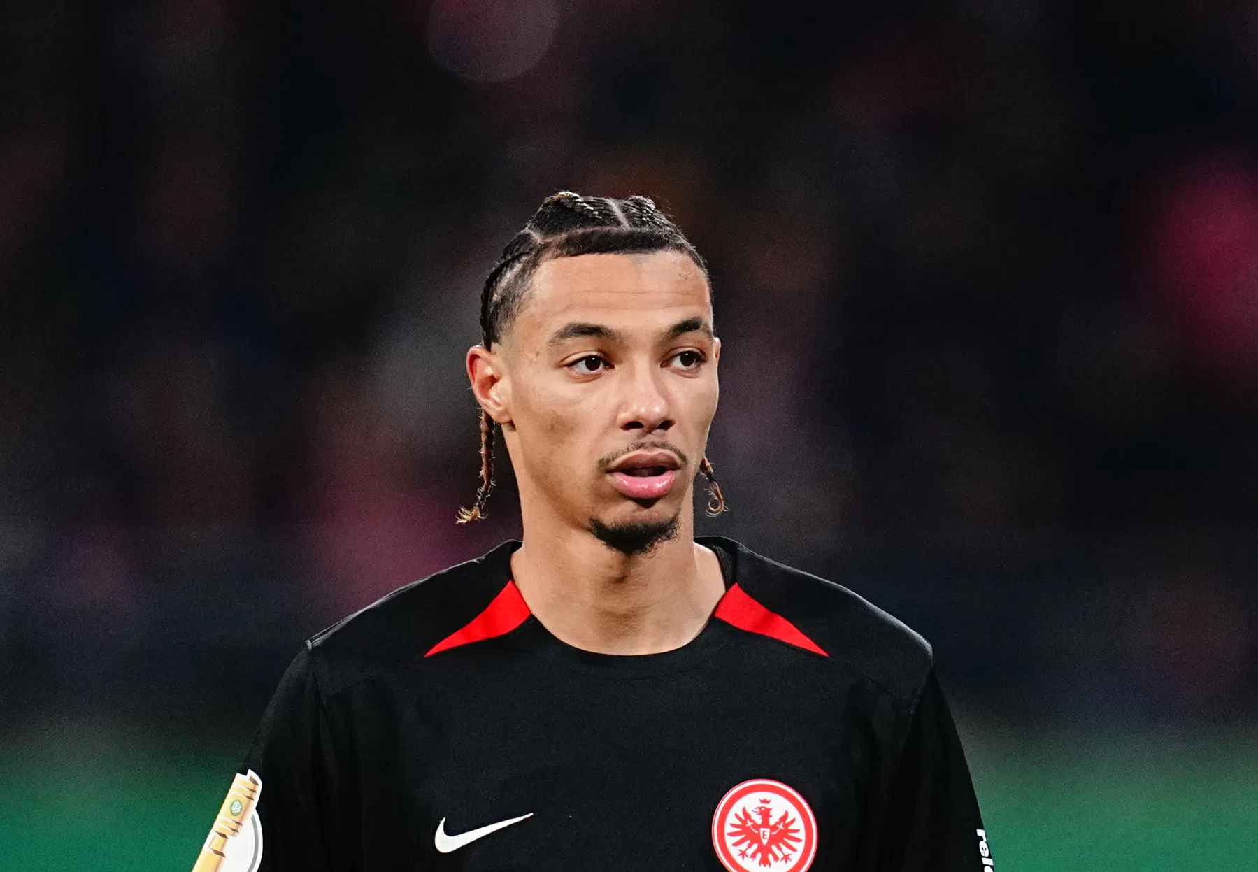 Opmerkelijke actie Ekitiké: Frankfurt-spits traint in Dortmund-shirt