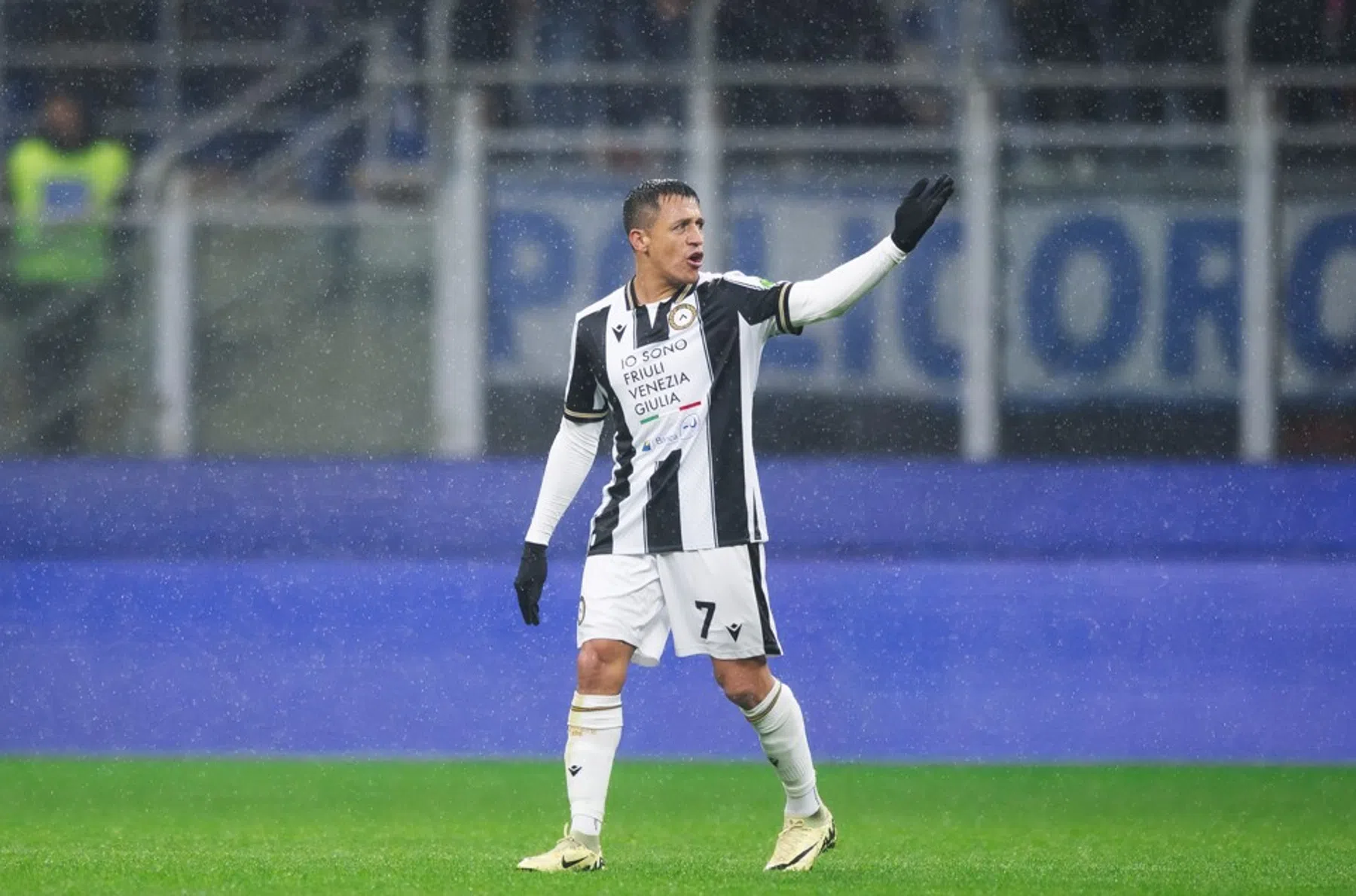 Udinese verwelkomt Sánchez na bijna vijfduizend (!) dagen terug op het veld