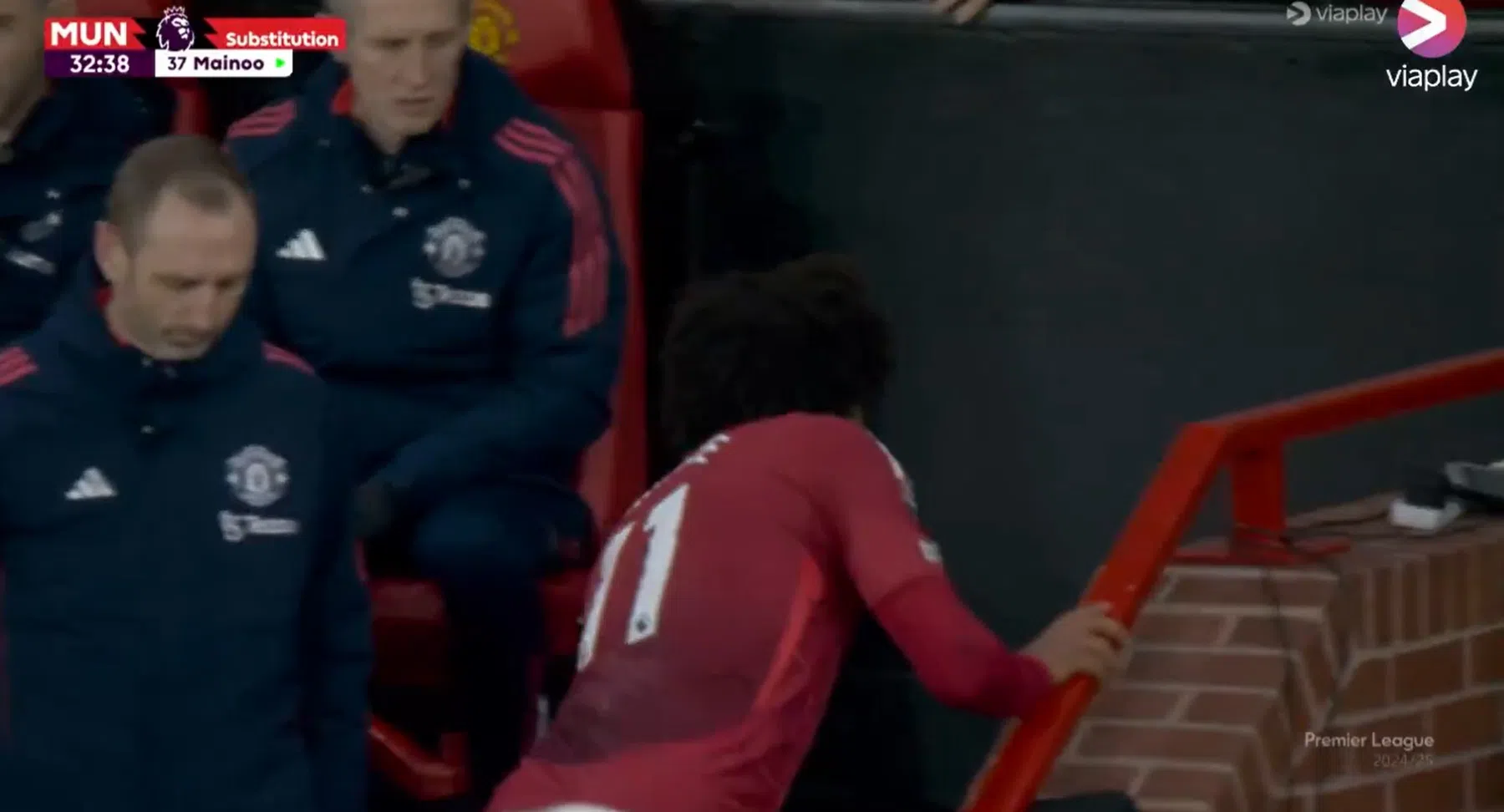 Dramastart voor Man United: Zirkzee krijgt vroege wissel, Isak steelt show