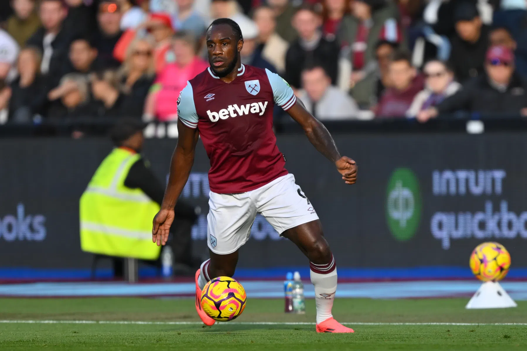 West Ham-spits Antonio na auto-ongeluk ontslagen uit ziekenhuis