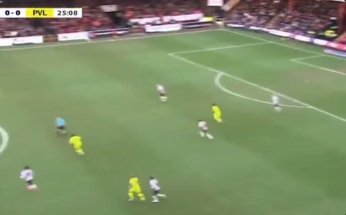 Apart moment in League Two: vliegende vleugelspeler meldt zich ineens